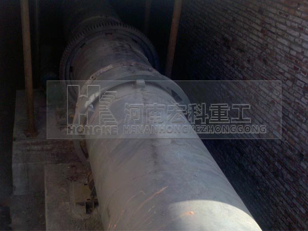 新疆哈密雙段陶?；剞D窯生產現(xiàn)場
